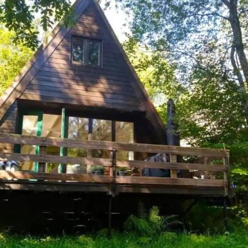 a log cabin with a window and a fence at De Wegwam Durbuy in Septon