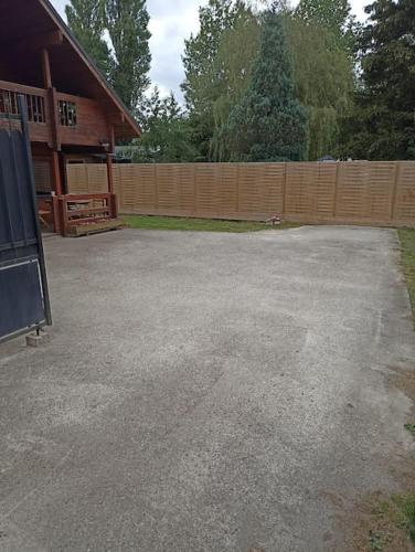 une allée en face d'une maison avec une clôture dans l'établissement Chalet à la campagne, à Bury