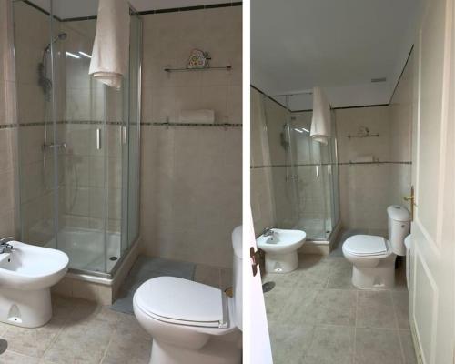 ein Badezimmer mit 2 WCs, einer Dusche und einem Waschbecken in der Unterkunft Apartamento con Vista al mar y piscina en Puerto Santiago Tenerife in Puerto de Santiago