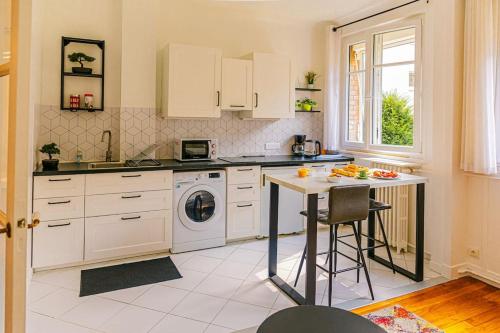 une cuisine avec un évier et un lave-vaisselle dans l'établissement Studio Eiffel Tower Necker, à Paris