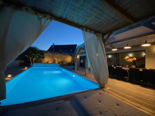 - une piscine au milieu d'un patio dans l'établissement La Villa Majo, à Quiberon