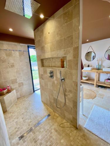 une grande salle de bain avec douche et lavabo dans l'établissement La Villa Majo, à Quiberon