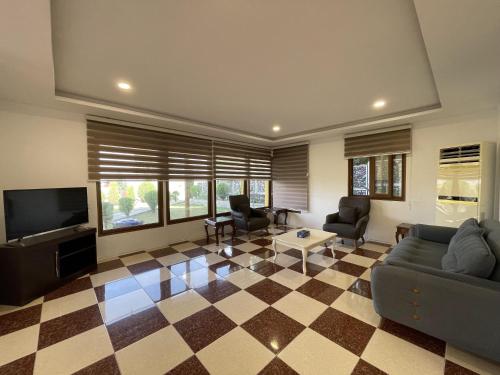 a living room with a checkered floor at Shingelbana Resort in Rawandoz