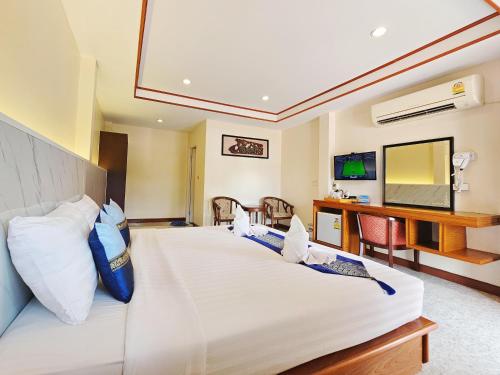 TV a/nebo společenská místnost v ubytování Phaithong Sotel Resort