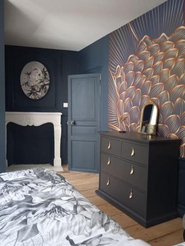 - une chambre avec un lit, une commode et une horloge dans l'établissement Escapade romantique dans une demeure du 18ème, à Buchères