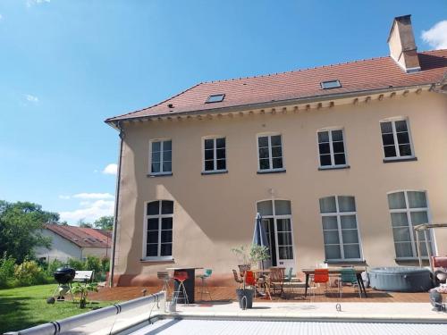 duży dom z patio i sprzętem do grillowania w obiekcie Escapade romantique dans une demeure du 18ème w mieście Buchères