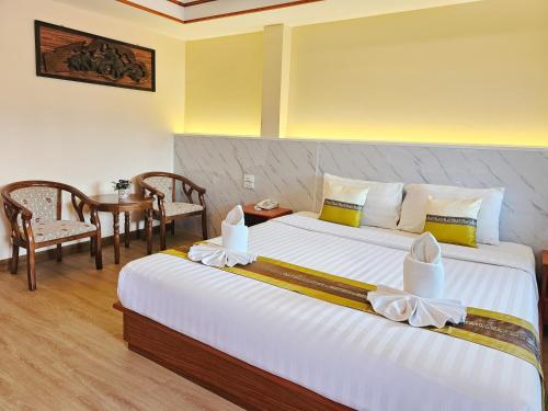 Postel nebo postele na pokoji v ubytování Phaithong Sotel Resort