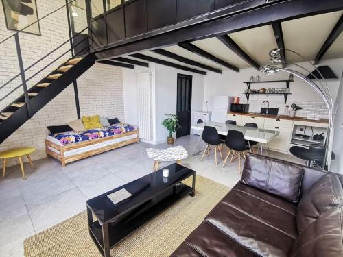 un salon avec un canapé et une table dans l'établissement Loft en duplex- TOP emplacement -Montpellier, à Montpellier