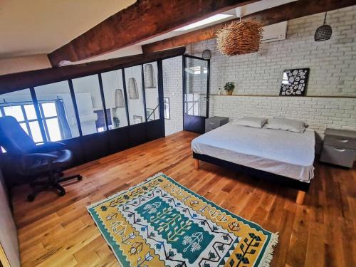 une chambre avec un lit, un bureau et une chaise dans l'établissement Loft en duplex- TOP emplacement -Montpellier, à Montpellier