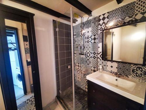 une salle de bain avec un lavabo et un miroir dans l'établissement Loft en duplex- TOP emplacement -Montpellier, à Montpellier