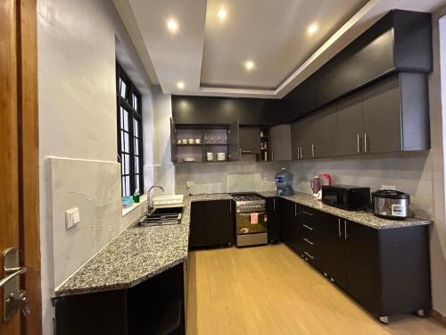 Una cocina con encimeras en blanco y negro en Cozy corner, en Kigali