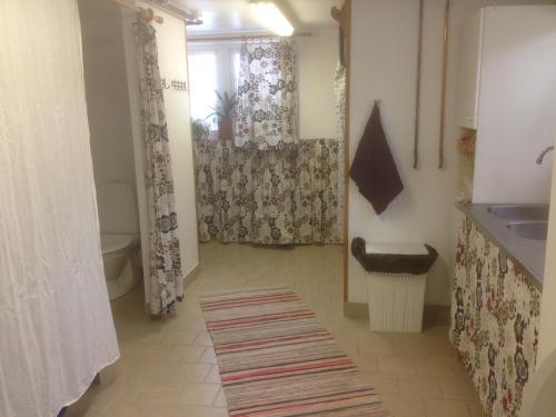 Un baño con ducha, inodoro y lavabo. en Lyckegården, en Munka-Ljungby