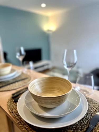 un bol sur une assiette sur un comptoir avec des verres dans l'établissement Confort près de Genève, à Annemasse