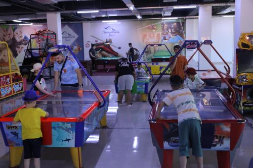 a group of children playing in an indoor game room at Shingelbana Resort in Rawandoz