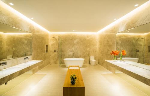 Et badeværelse på Biệt thự mặt tiền biển Saint Simeon Resort