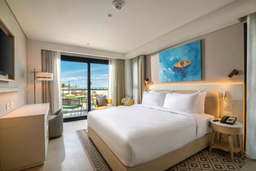 Postel nebo postele na pokoji v ubytování Palma Bay Rotana Resort - New Alamein