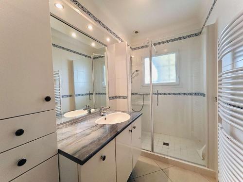 une salle de bain avec deux lavabos et une douche dans l'établissement Séjour enchanteur à Pornichet : Maison 3 pièces, 6 couchages, proche plage avec jardin et terrasse sud - FR-1-245-155, à Pornichet
