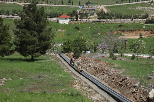 a small toy train on a track in a field at Shingelbana Resort in Rawandoz