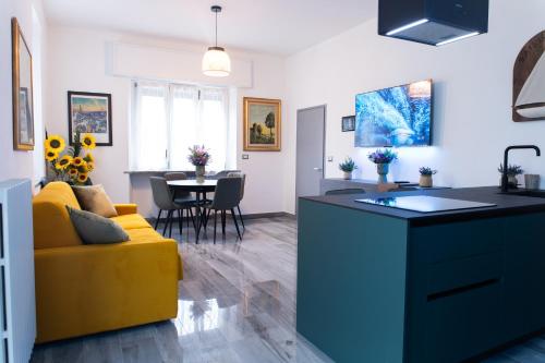 Χώρος καθιστικού στο Lake Como - 3 min Walk from Beach - Modern Flat for 5 Guests