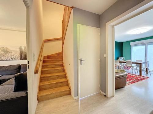 une chambre avec un escalier et un salon dans l'établissement Charmante maison familiale, à Vezin-le-Coquet