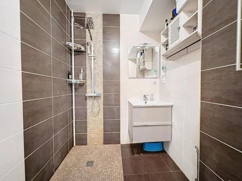 La petite salle de bains est pourvue d'une douche et d'un lavabo. dans l'établissement Charmante maison familiale, à Vezin-le-Coquet