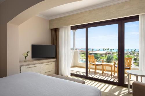 TV a/nebo společenská místnost v ubytování Movenpick Waterpark Resort & Spa Soma Bay