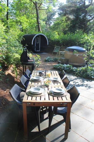 Vườn quanh Mooi 4p Wellness chalet in het Bos met finse Sauna en Hottub