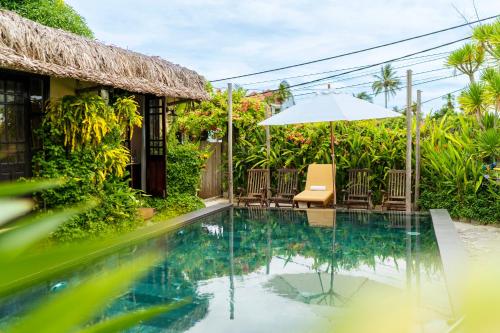 Бассейн в Tina Garden by M Oasis или поблизости