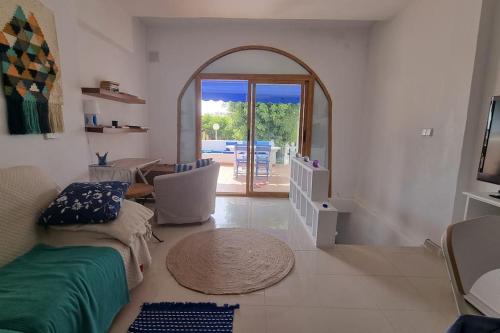 グラン・アラカントにあるCasa Azul de Agnesのアーチ道のあるリビングルーム、テーブル付きの部屋