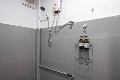 Ban Na Songにある5-BR with 6mins walk to MRT Rama 9のバスルームにビール2本とシャワー
