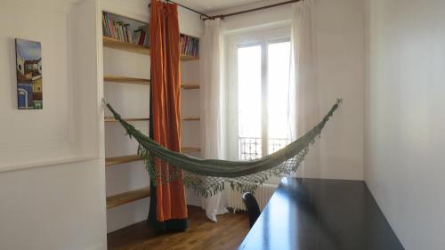 - un hamac dans une chambre avec fenêtre dans l'établissement Lyon 7 - Réservez une chambre OU tout l'appartement de 70m2 avec 2 SDB, à Lyon