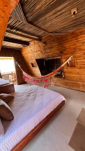 1 dormitorio con 1 cama con hamaca en Vbelasofia, en Cabo de la Vela