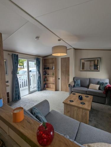 Posezení v ubytování SPACIOUS COMFORTABLE HOLIDAY HOME WITH UNIQUE LAYOUT ON 5 Star SHOREFIELD HOLIDAY PARK