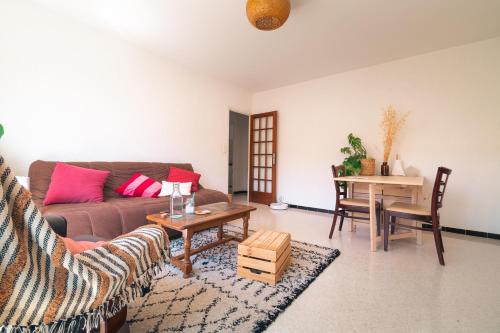 un salon avec un canapé et une table dans l'établissement Chambre PRIVEE dans charmante maison cosy chez l'habitant, à Montpellier