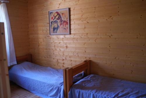 Giường trong phòng chung tại Strandbo