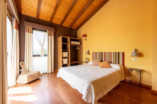 A bed or beds in a room at Almarinae apartamentos