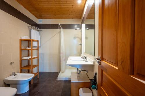 A bathroom at Almarinae apartamentos