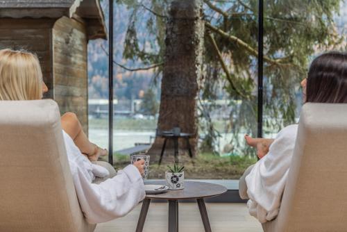 eine Gruppe von Menschen, die um einen Tisch herum sitzen in der Unterkunft Hotel Ariston Garden & Spa in Monclassico