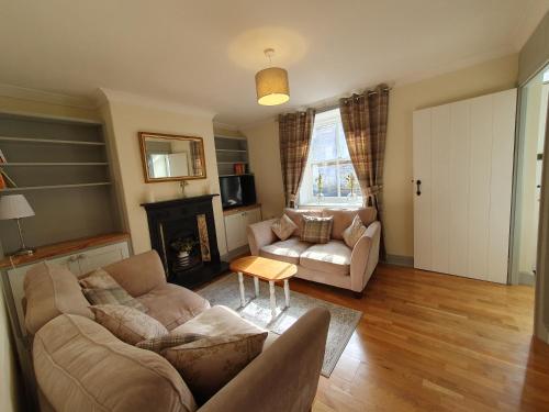 a living room with a couch and a fireplace at Cosy 2 bed cottage in Stamford in Stamford