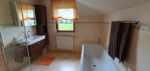 Ένα μπάνιο στο Apartment Himmelglück - Familie Flatz