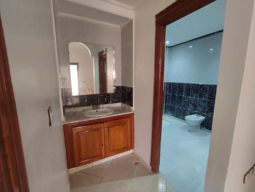 Bilik mandi di Appartement Moderne 3 Chambres