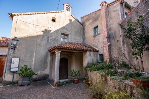 an old building with a door in a courtyard at PIAZZA LAURINO Apartments in Laurino