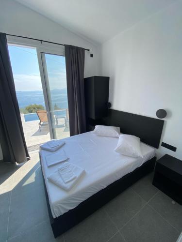 Postel nebo postele na pokoji v ubytování Akrogiali Apartments