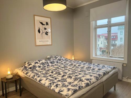 Postel nebo postele na pokoji v ubytování Sekelskiftescharm i Hjärtat av Strömstad, 4 bäddar - Historic Charm, for 4 Guests