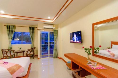 TV a/nebo společenská místnost v ubytování Phaithong Sotel Resort