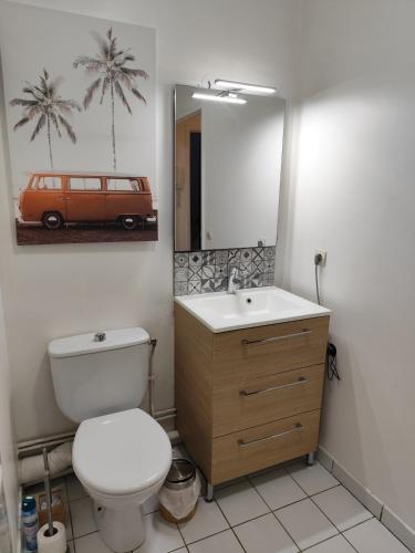 a bathroom with a toilet and a sink and a mirror at Studio Cosy Elancourt, Les terrasses d'Héricé in Élancourt