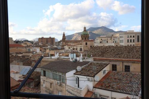 a view of a city with buildings and mountains at Palermo Centro Affittacamere Spina in Palermo