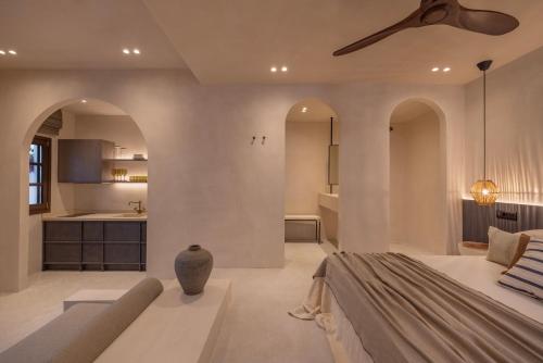 Ένα ή περισσότερα κρεβάτια σε δωμάτιο στο Kantouni Lindos ELEGANT APARTMENT