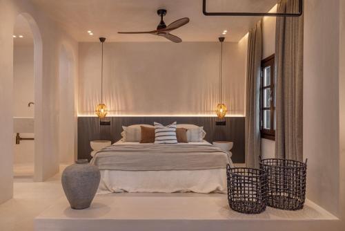 Ένα ή περισσότερα κρεβάτια σε δωμάτιο στο Kantouni Lindos ELEGANT APARTMENT