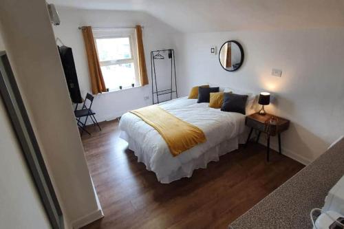 Gallery image of Inner-City Apartments - Basic Amenites in Cardiff
